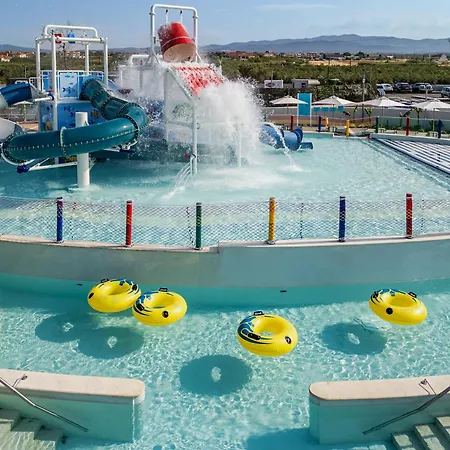 Blue Lagoon Queen Complex