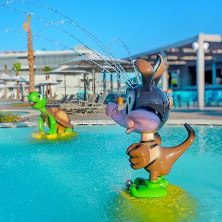 Blue Lagoon Queen منتجع