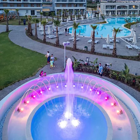 Blue Lagoon Queen منتجع