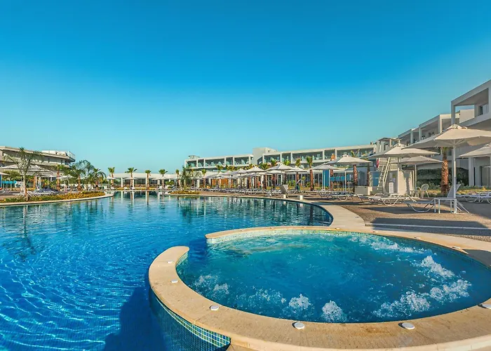 Blue Lagoon Queen Resort *